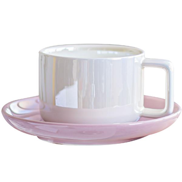 Une tasse de thé en céramique stylée et une soucoupe en couleurs personnalisées pour cadeaux d'affaires