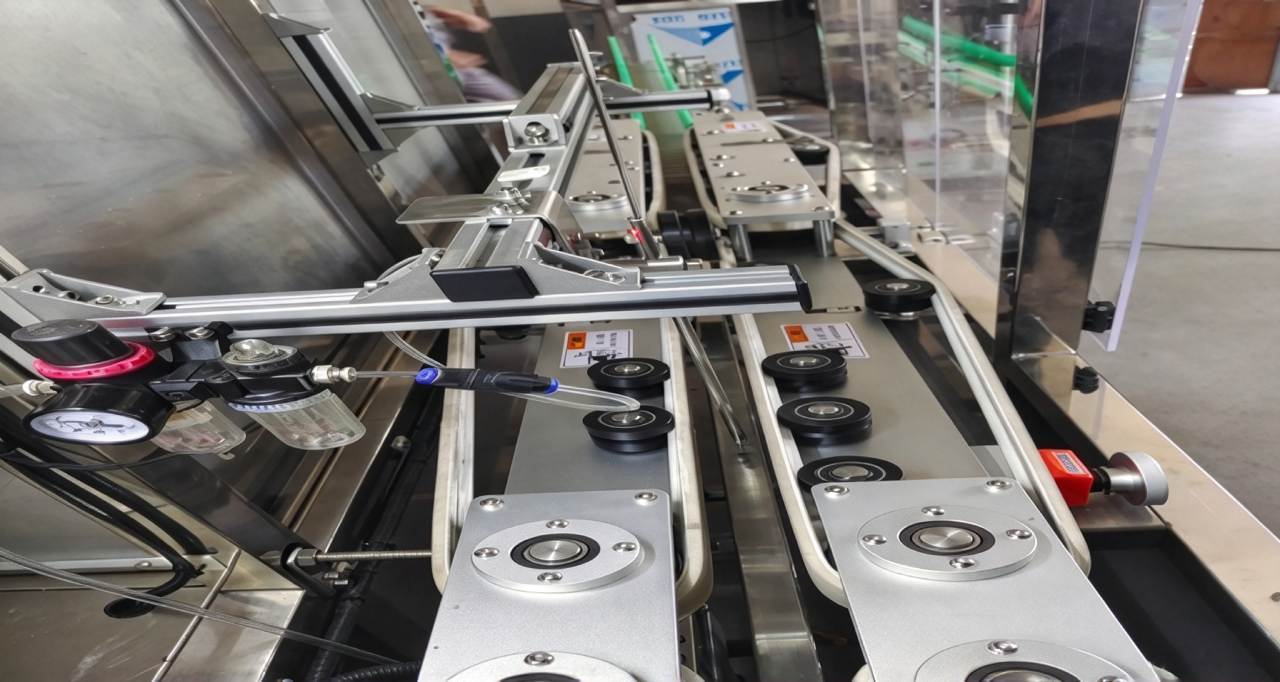 Automatic Bottle Unscrambler With Bottle Elevator, Horizontal Linear PET Bottle Sorting Machine