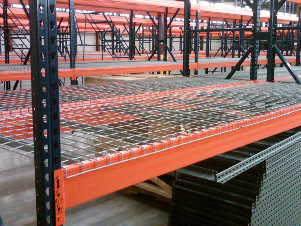 Teardrop Upright Heavy Duty Pallet Racks Corrosion Protection With Wire Decking