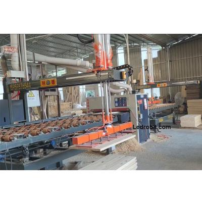 Equipamento de carga e descarga automático de rolos transportadores de placas de madeira