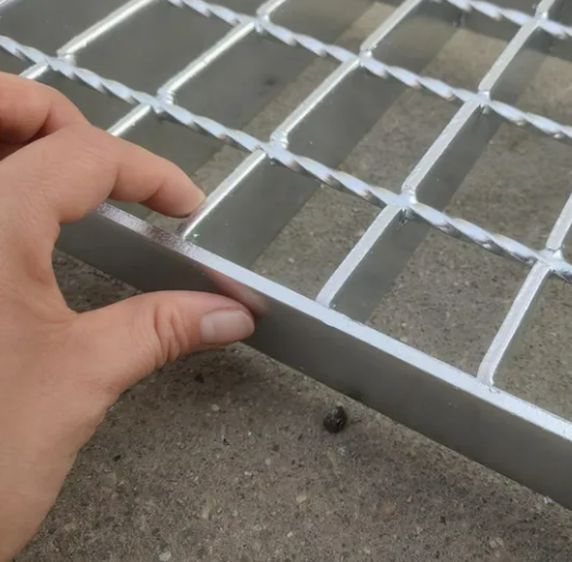 Hot Dip Galvanized Steel Bar Grating with Serrated Surface and 25x5 Bearing Bar for Heavy Duty Flooring