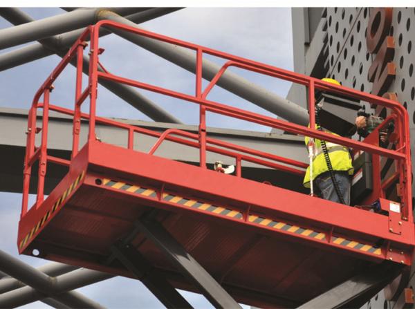 A capacidade elétrica 320kg do elevador da plataforma de trabalho aéreo automotora Scissor o elevador da altura de funcionamento máxima de 13.8m