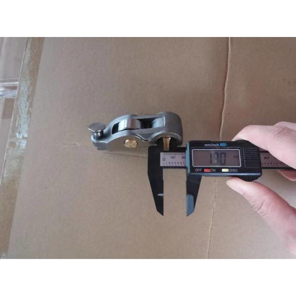 El brazo basculante 1126100452 del excavador del motor EX300-3 EX300-5 6SD1 incluye el tornillo y la tuerca de ajuste