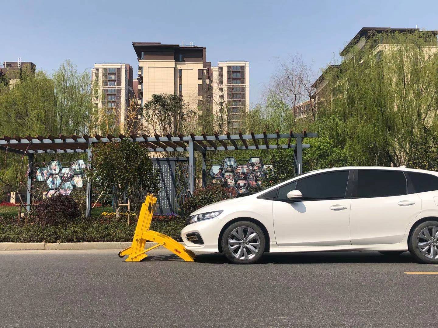 Foldable Lightweight Vehicle Interceptor with One-Person Deployment for Construction Safety Mobile Barrier