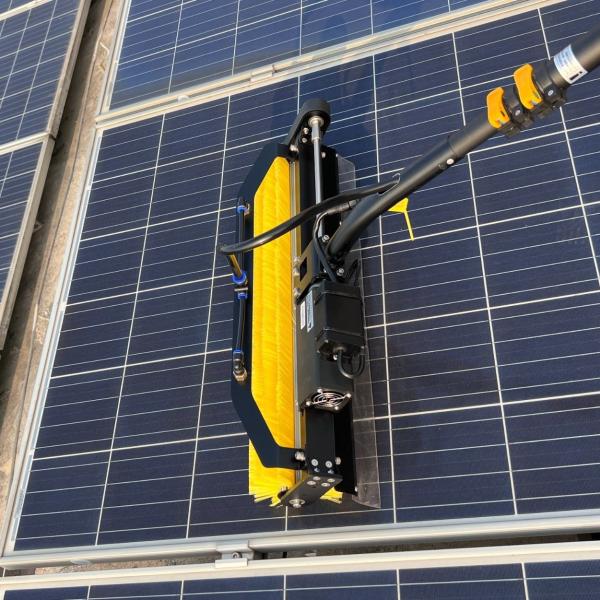 Indústria de energia Dual escova fotovoltaica de limpeza de rolos com conjunto de postes telescópicos de 5,5 M