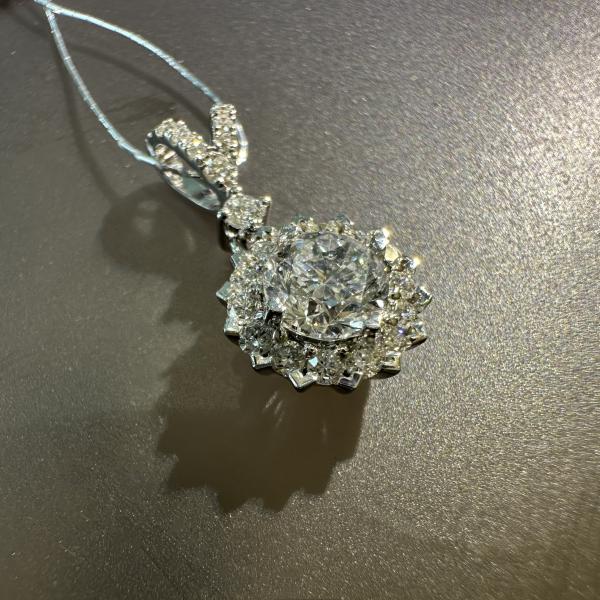 Handmade Luxury 18K Gold Diamond Pendant Necklace New Style Fashion Jewelry for Women Customized for Anniversary Wedding Banquet