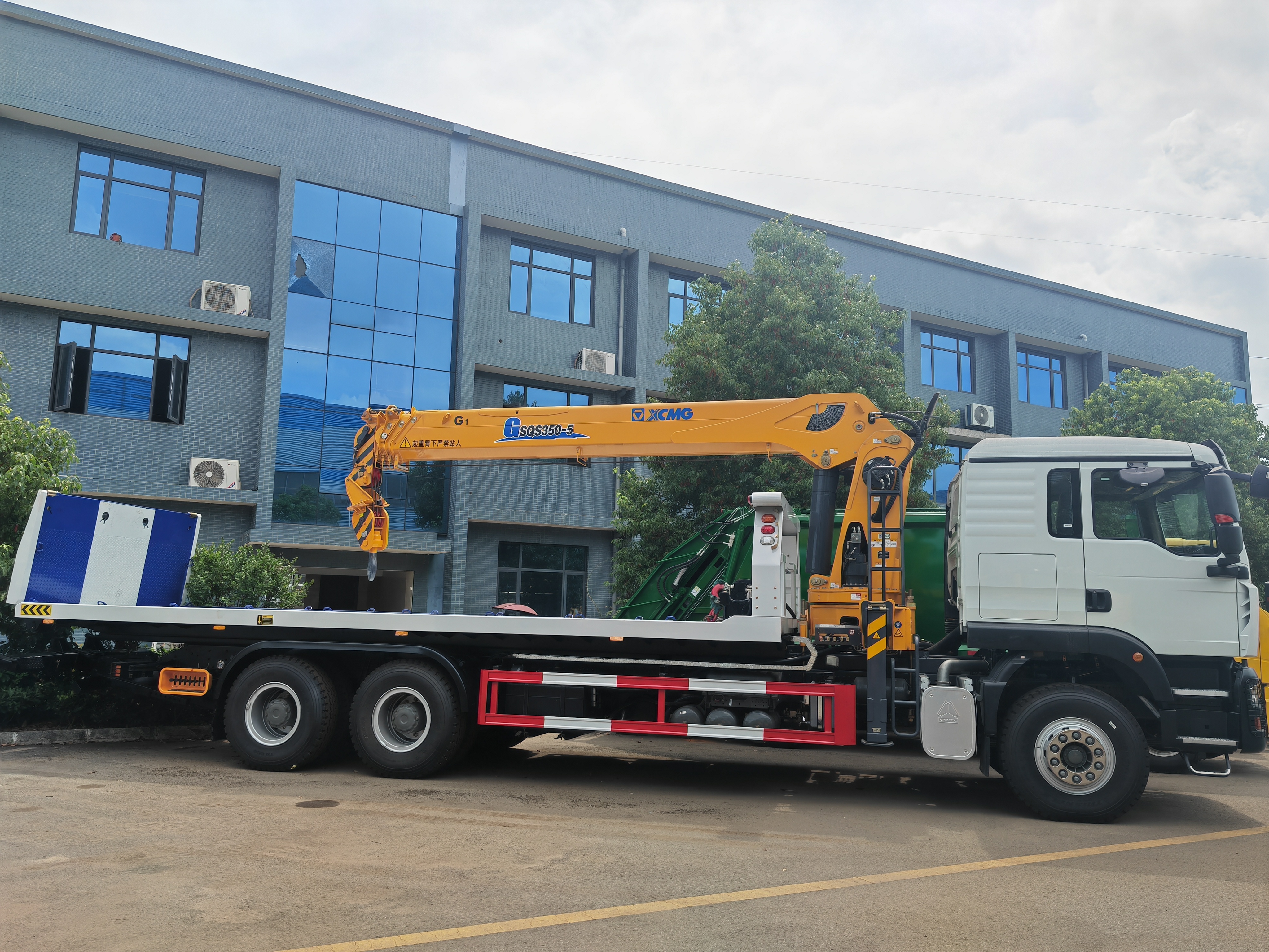 HOWO Tow Truck Heavy Duty Wrecker Truck with XCMG GSQS350-5 Crane 14 Ton 16 Ton Recovery Truck for Saudi Arabia