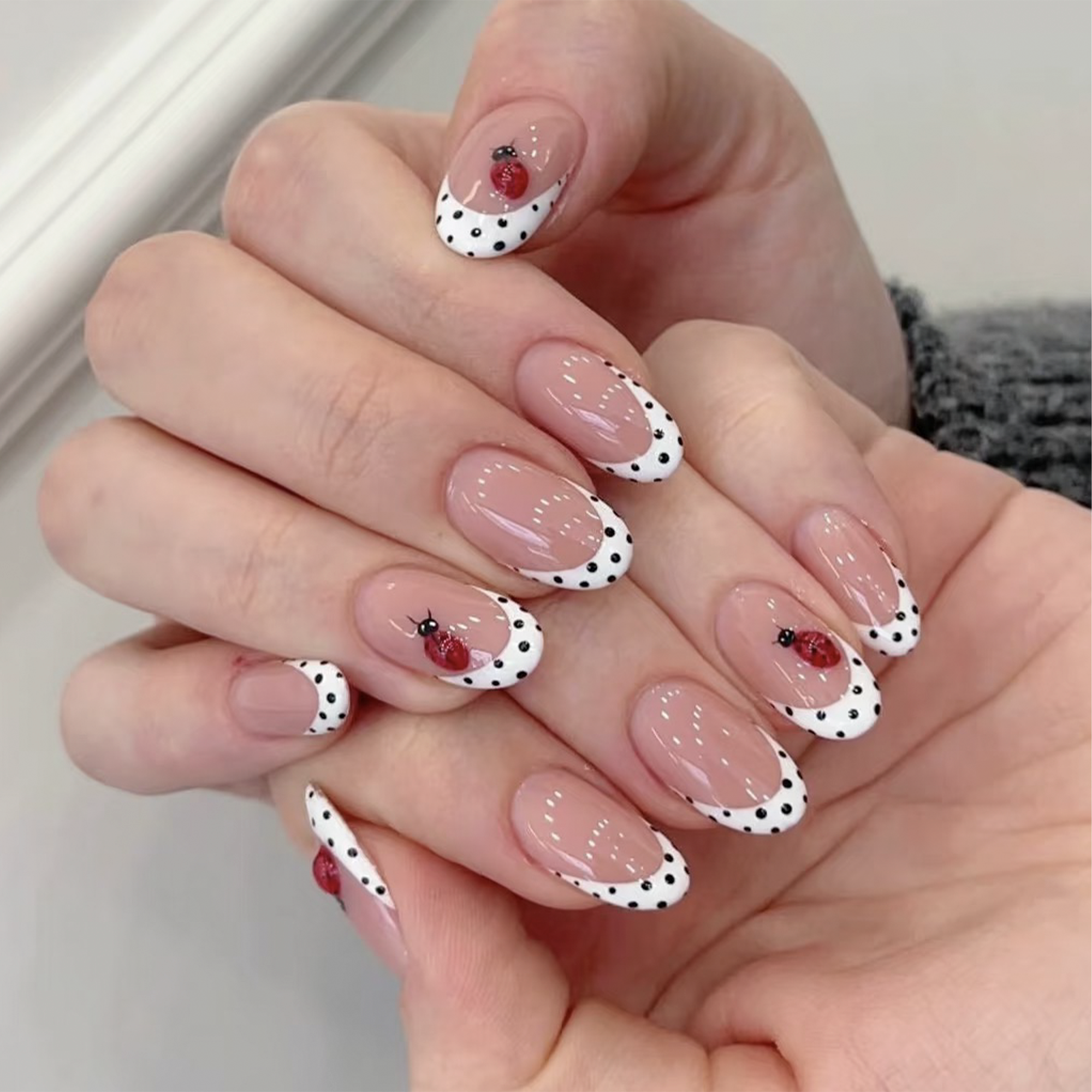 Medium Round French Design 3D Press On Nails Custom Packaging