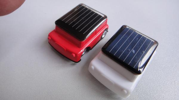 Jouets de voiture solaire en plastique colorés pour enfants, petits jouets éducatifs 32*23*15mm
