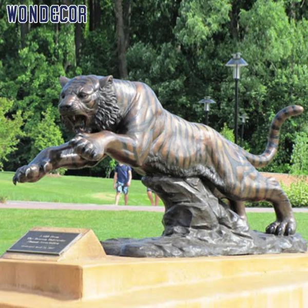 Les statues en bronze extérieures sculptent Tiger Figurine Life Size en bronze 135cm