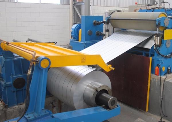 Machine de découpe en acier de 1600 mm avec alimentateur et recouleur de décoiler
