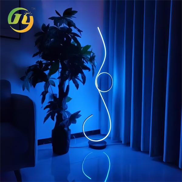 Sala de estar do hotel Lâmpada de piso de dança RGB moderna Lâmpada de piso LED de pé de ouro preto Lâmpada de piso linear espiral dupla