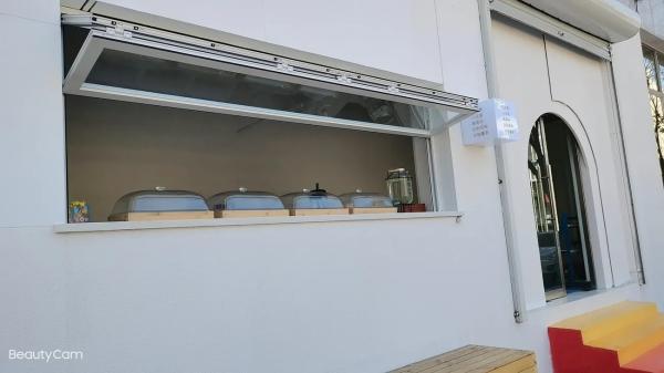 Zone-Control Folding Window Allowing Sectional Ventilation Management Across Large Opening Spaces