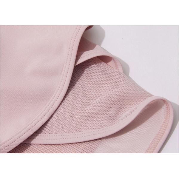 Краткость женщин печати логотипа обходит случайные на открытом воздухе спорт девушки обходят тонкий подходящий теннис бадминтона