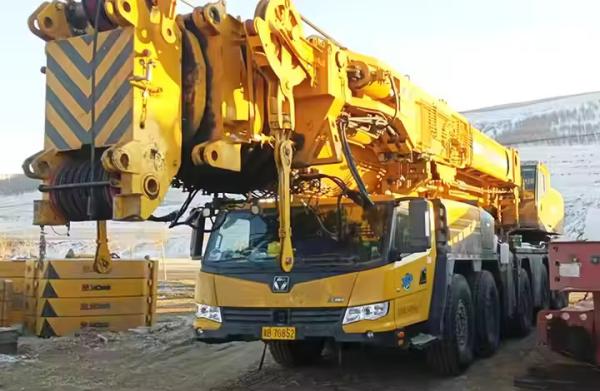 100 Tons Lifting Crane Cargo Truck For Heavy Duty Transport