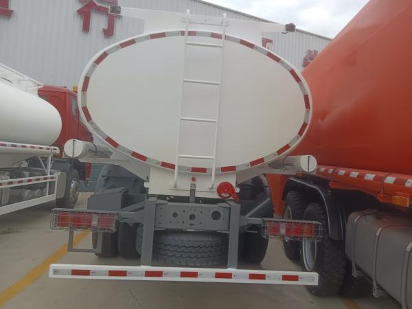 SINOTRUK Oil Transport Hohan Truck With Manhole Cover and Breath Valve 10000L Volume