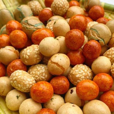 O petisco Roasted friável da bola do amendoim do sésamo misturou biscoitos dos amendoins