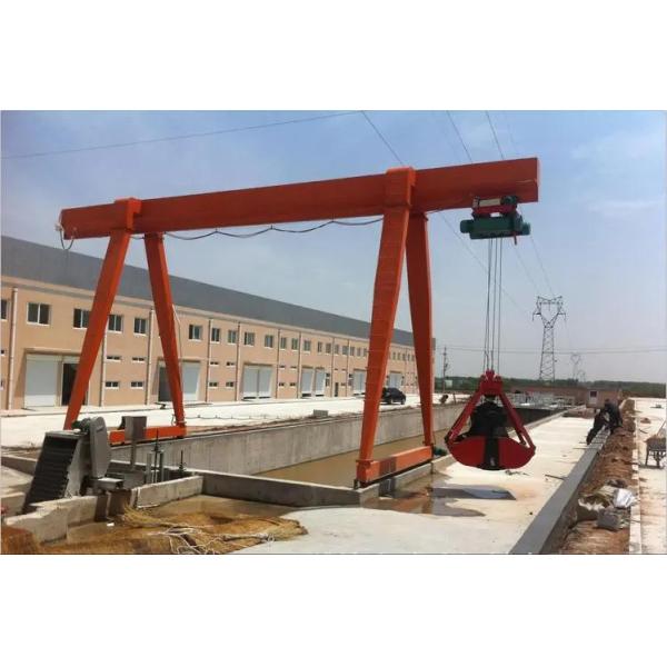 На открытом воздухе используя кран на козлах мастерской 10 тонн с вагонеткой подъема