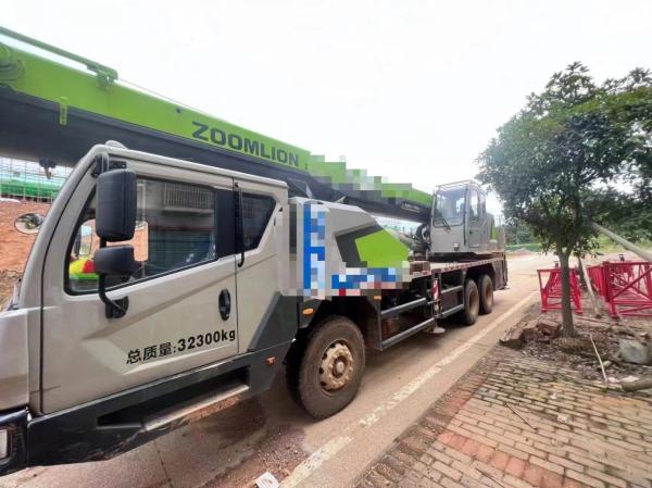 Numéro d'arbre 41m Longueur principale de la tige Zoomlion Ztc250A552 Grue de camion de 25 tonnes Grue mobile utilisée