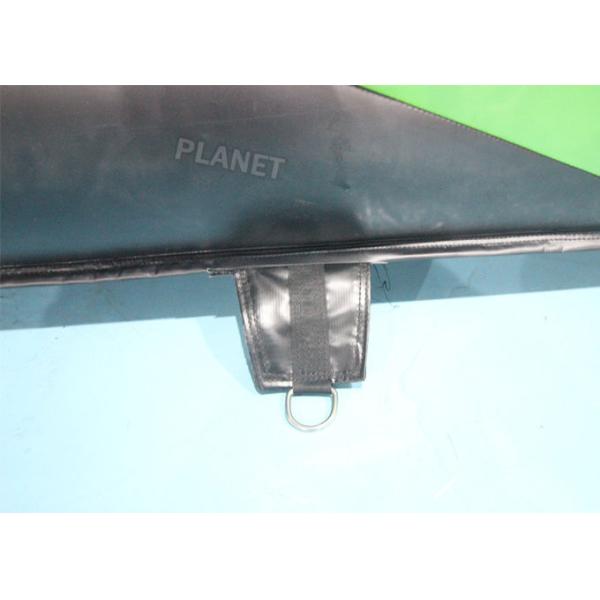 Катание на лыжах скачки эффектного выступления посадки воздушной подушки велосипеда фристайла горы раздувное