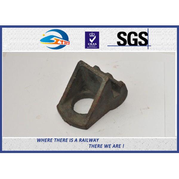 Конкретным часть рельса литого железа крепежной детали слипера железнодорожным врезанная плечом