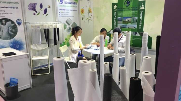 Изделие для переплетения интерлинингов Вкладки GAOXIN Fusible Woven Polyester 40gsm /-2g Custom Width