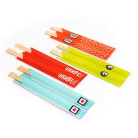Loja do sushi usando o tipo gêmeo hashis de bambu descartáveis