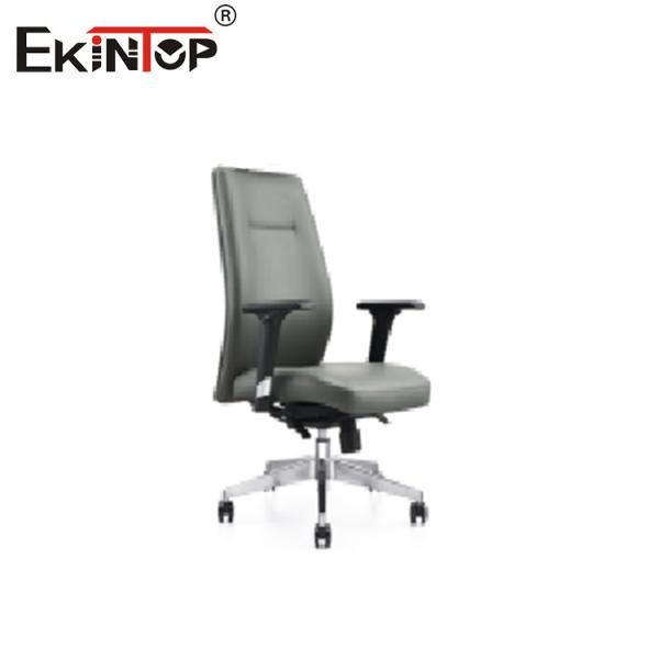 Серое высокое спинное кожаное офисное кресло с регулируемой высотой подлокотника