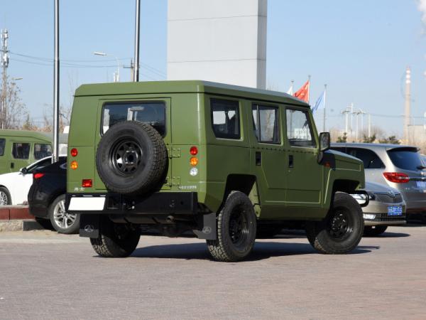 Porta de Jeep Four Wheel Drive 4WD 2499cc 5 Seat 5 do carro de SUV da cidade do motor 100KW