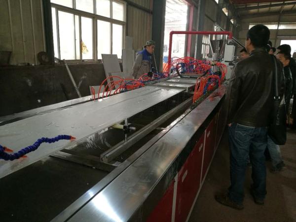 55/120 Linha de produção de painéis de tecto de PVC 300 mm Máquina de painéis de parede de PVC