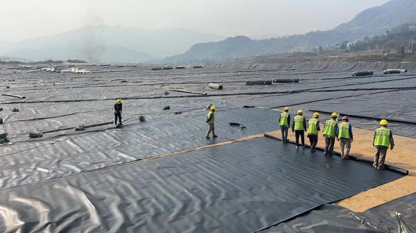 Géomembrane imperméable en HDPE lisse pour décharges et égouts