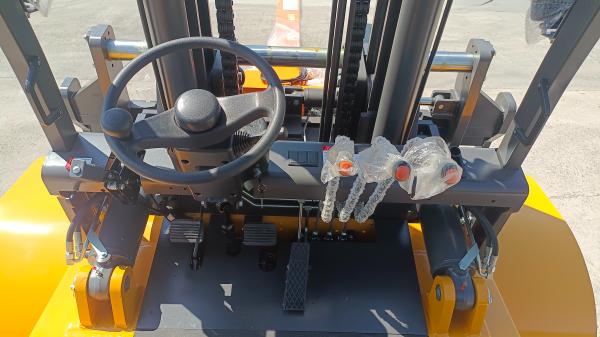 Fuel Fueled Counterbalance Diesel Powered Forklift Max Travelling Speed Full Load 26 Km/h Free Lifting Height 220 Mm For Heavy Duty Lifting