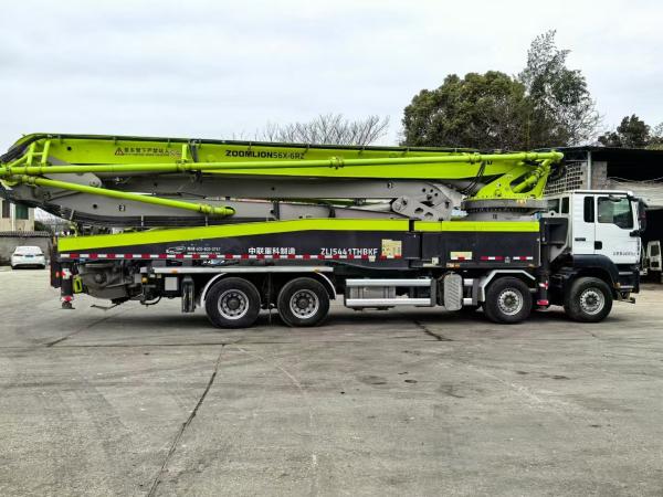 Zoomlion's 56-meter concrete pump truck is equipped with German Shandeka chassis, specially built for high-rise buildings and large projects.