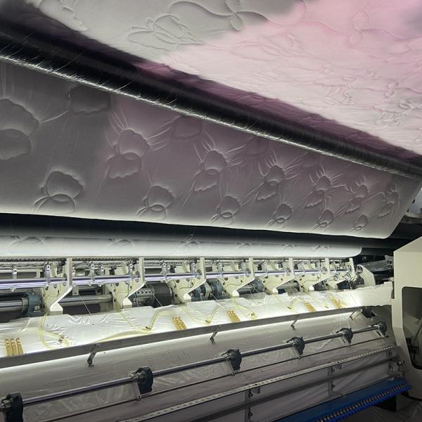 Largura estofando industrial da alta velocidade 2450mm da máquina dos cobertores do CE