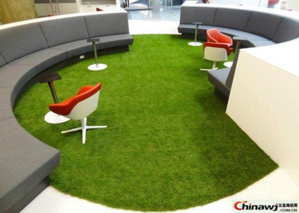 A fibra original dá forma ao verde exterior interno do relvado da grama de tapete artificial para a decoração da cidade