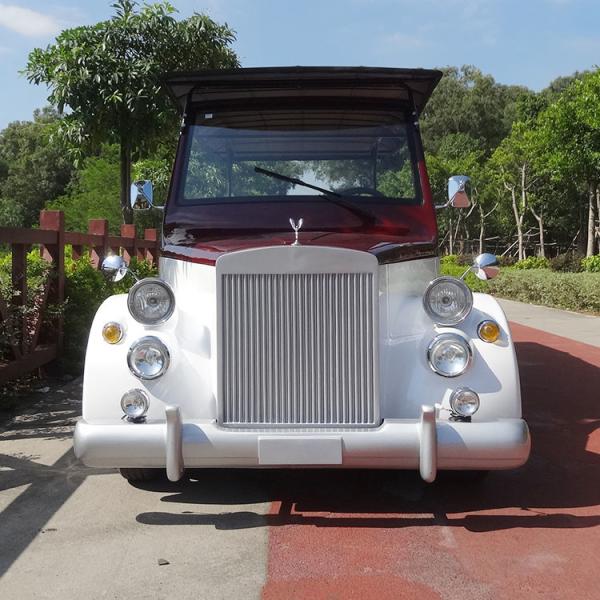 Carros elétricos a pilhas resistentes do vintage usando-se para a área da atração
