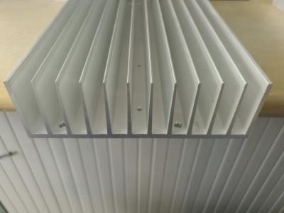 Perfis de alumínio anodizados Matt do dissipador de calor da elevada precisão com o torno que combina ISO9001: 2008