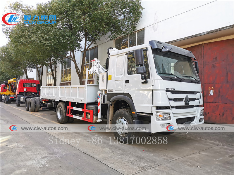 Тележка заграждения складчатости Sinotruk HOWO 6x4 10T установила кран