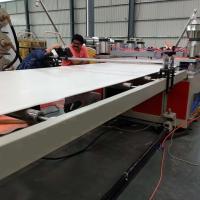 Ligne de production de panneaux en mousse transformés en plastique en PVC WPC avec une longueur de table d'étalonnage de 6 M et une double vis