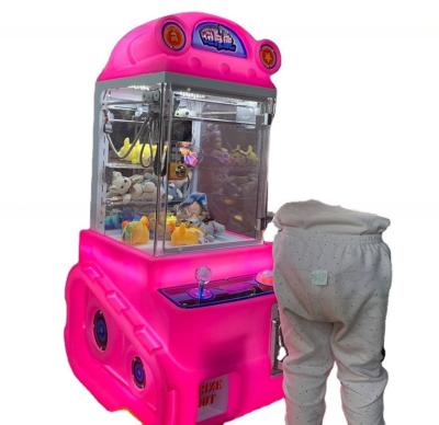 Les enfants de l'usine de Guangzhou utilisent des pièces de monnaie, des chars, des jouets de poupées, des mini- grues, des machines à griffes.