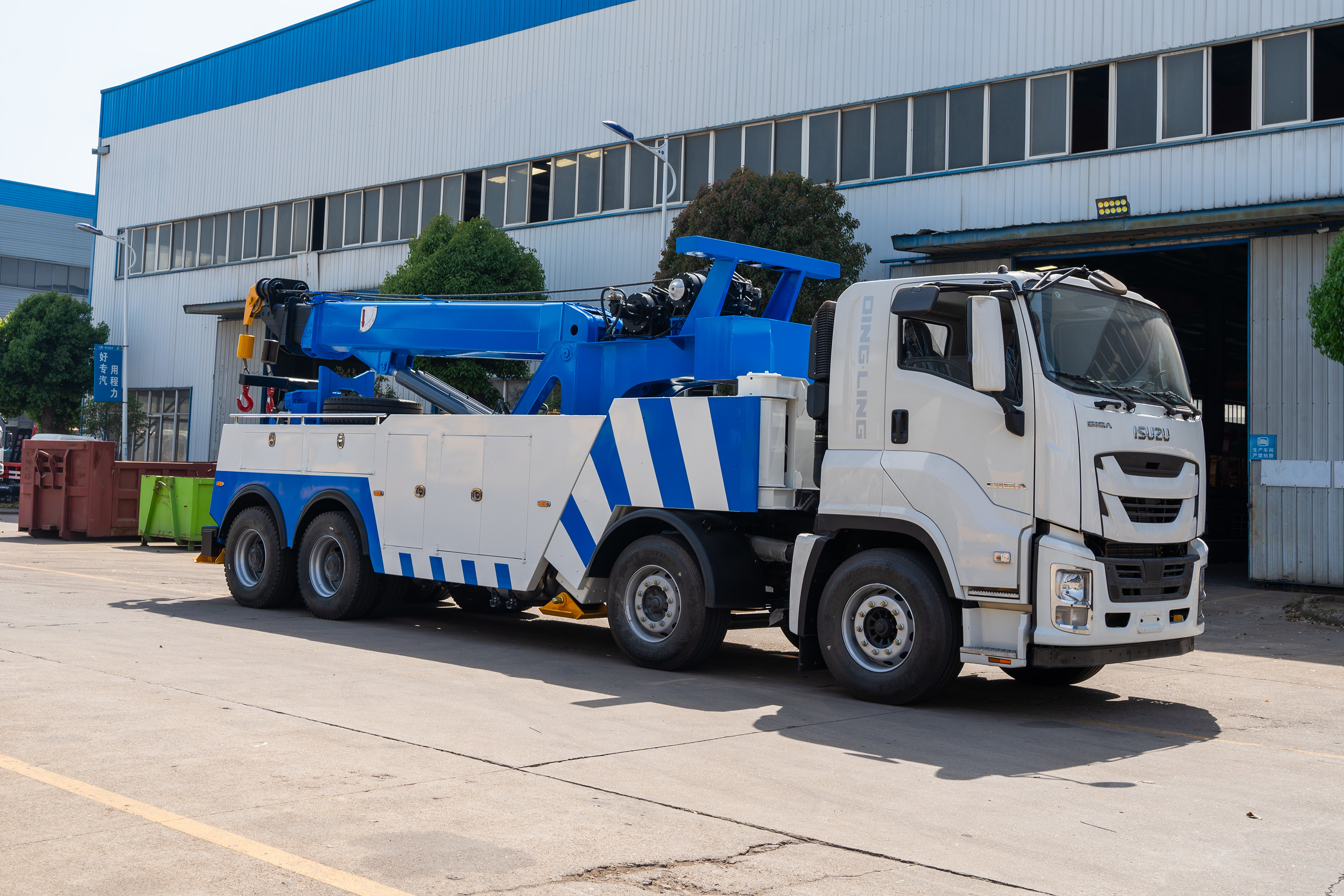 ISUZU 8x4 Drive 30 Ton Heavy Duty Wrecker Tow Truck with 380HP Engine