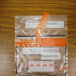 Подгонянная безопасность трамбовки наличных денег очевидная кладут в мешки/сумки банковского взноса