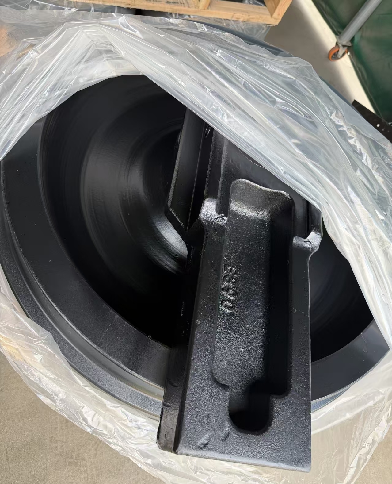 CAT E390 Excavator Front Idler  Heavy-Duty Track Idler for Large Mining Excavators