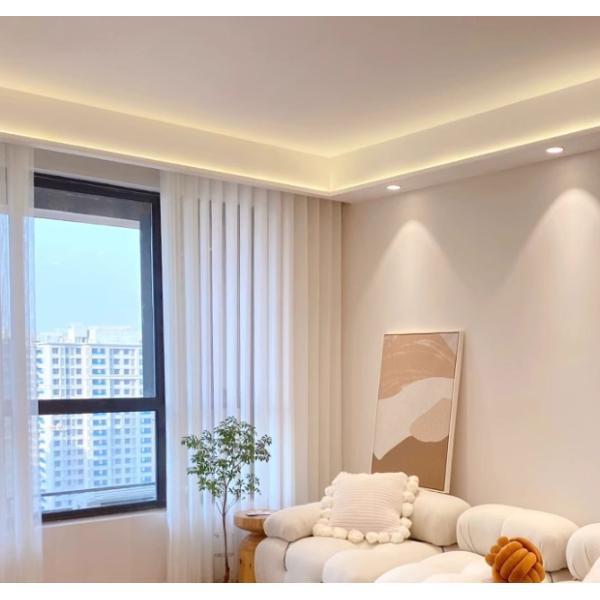 Поверхность занавесной коробки с установленной световой полосой из алюминиевого профиля специальный 45-градусный наклонный световой слот