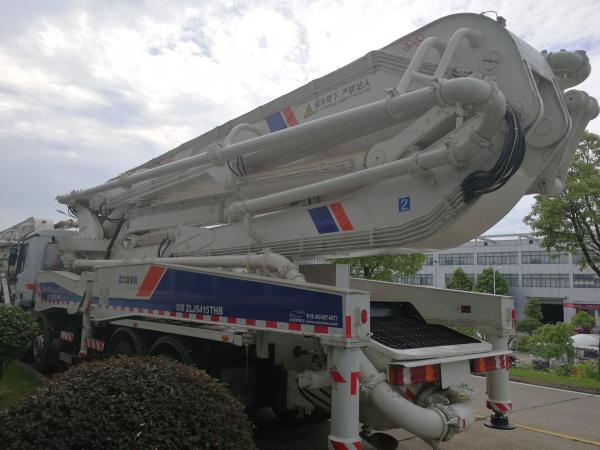 Zoomlion 52m pompe à béton usée avec type de béton semi-sec et châssis Benz