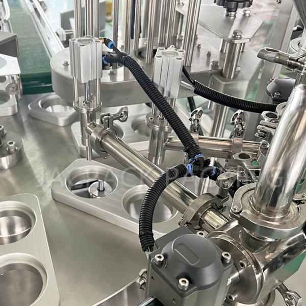 Máquina de vedação de enchimento rápido de copos 1800-2000 xícaras/h para iogurte, suco de água, creme, molho de mel, etc.