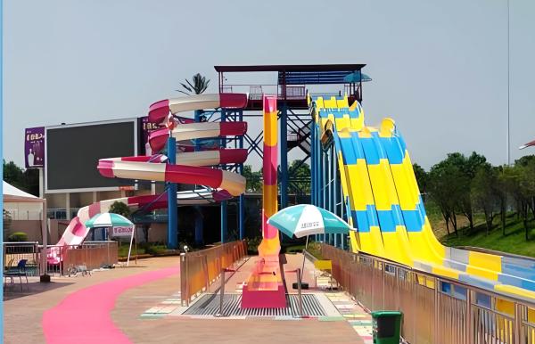 Grands équipements d'amusement extérieurs Parc aquatique Toboggans aquatiques en fibre de verre Jeux aquatiques Toboggan aquatique pour piscine Spirale ouverte Adapté aux adultes et aux enfants Personnalisation