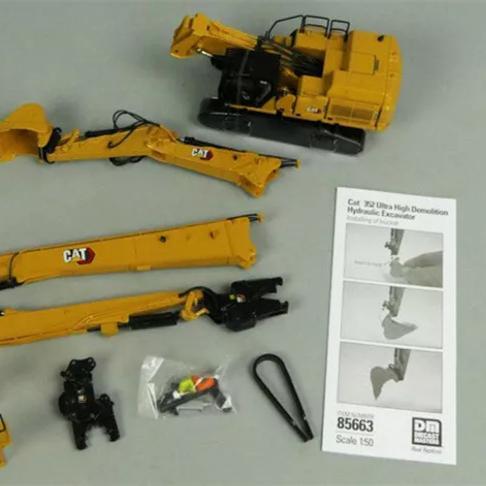 DM85663 1:50 Diecast Masters  352 Demolition Excavator Limited Edition Model