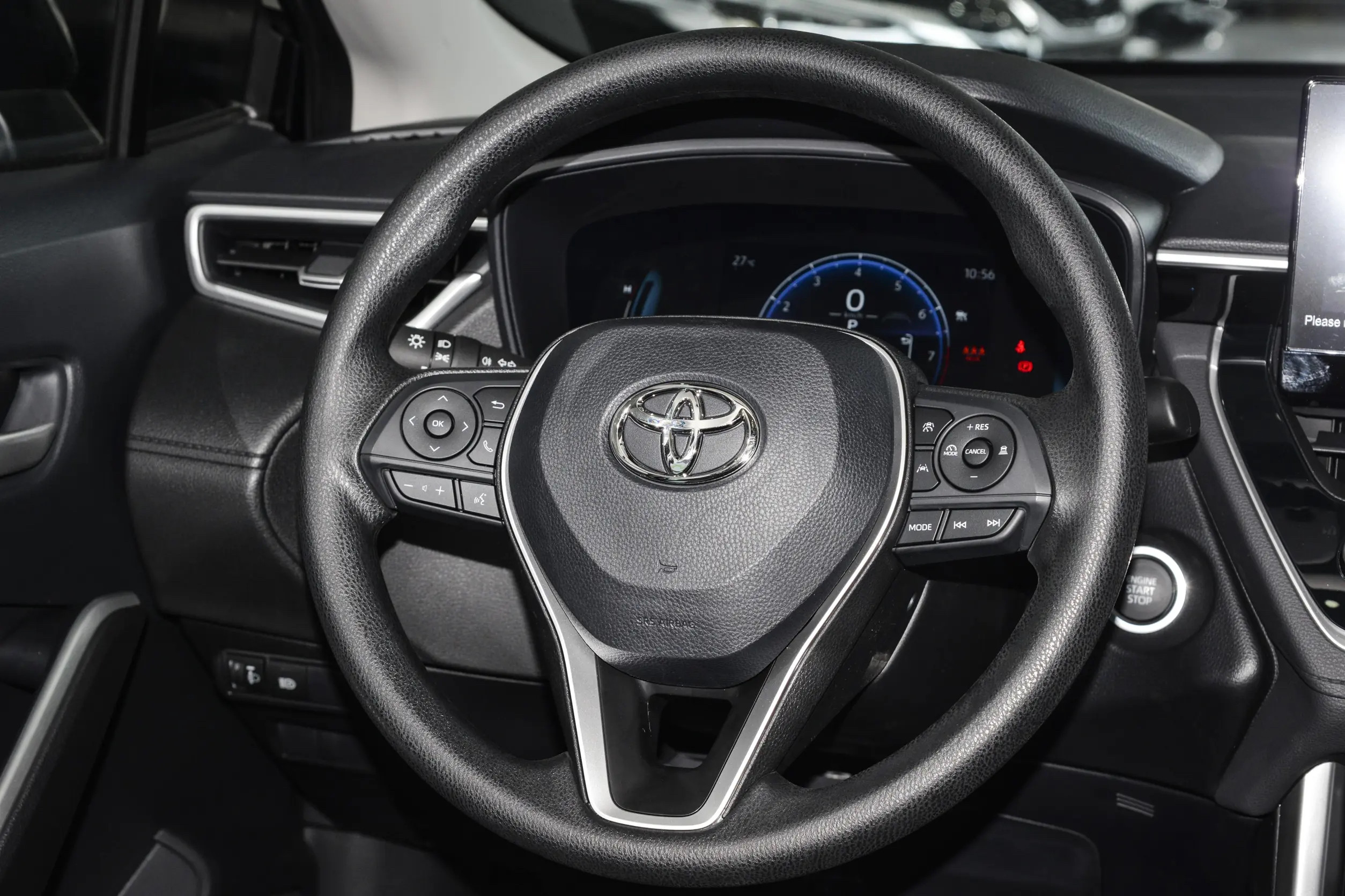 Средний бензиновый автомобиль Toyota Corolla FWD для ежедневных поездок и выходных поездок