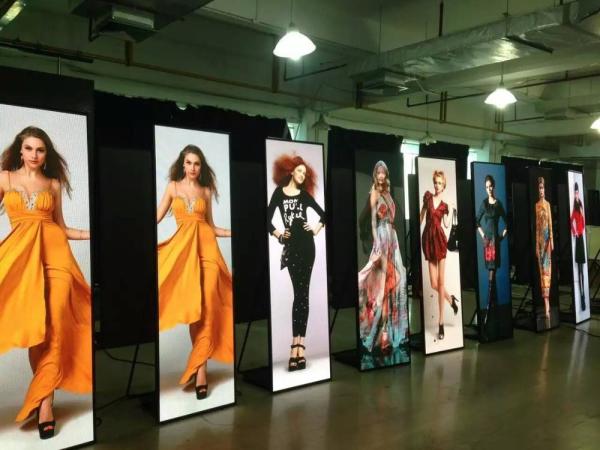 5000nits Indoor Led Poster Display P2.5 P2 P3 USB 4G Smart Control Frontage